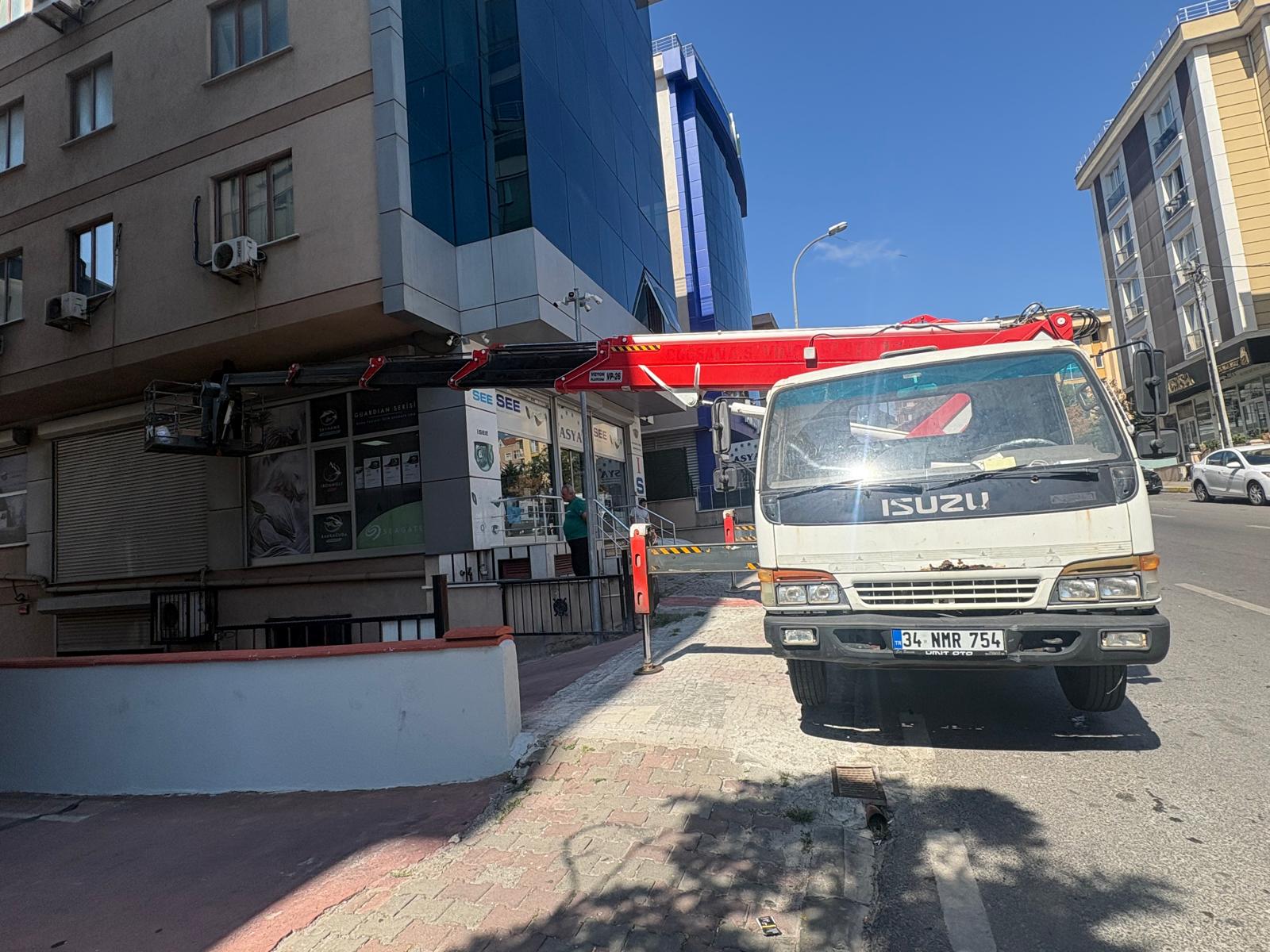Ümraniye Özel Daviva Diyaliz Merkezi 26m Sepetli Vinç Kuş Dikeni Montajı