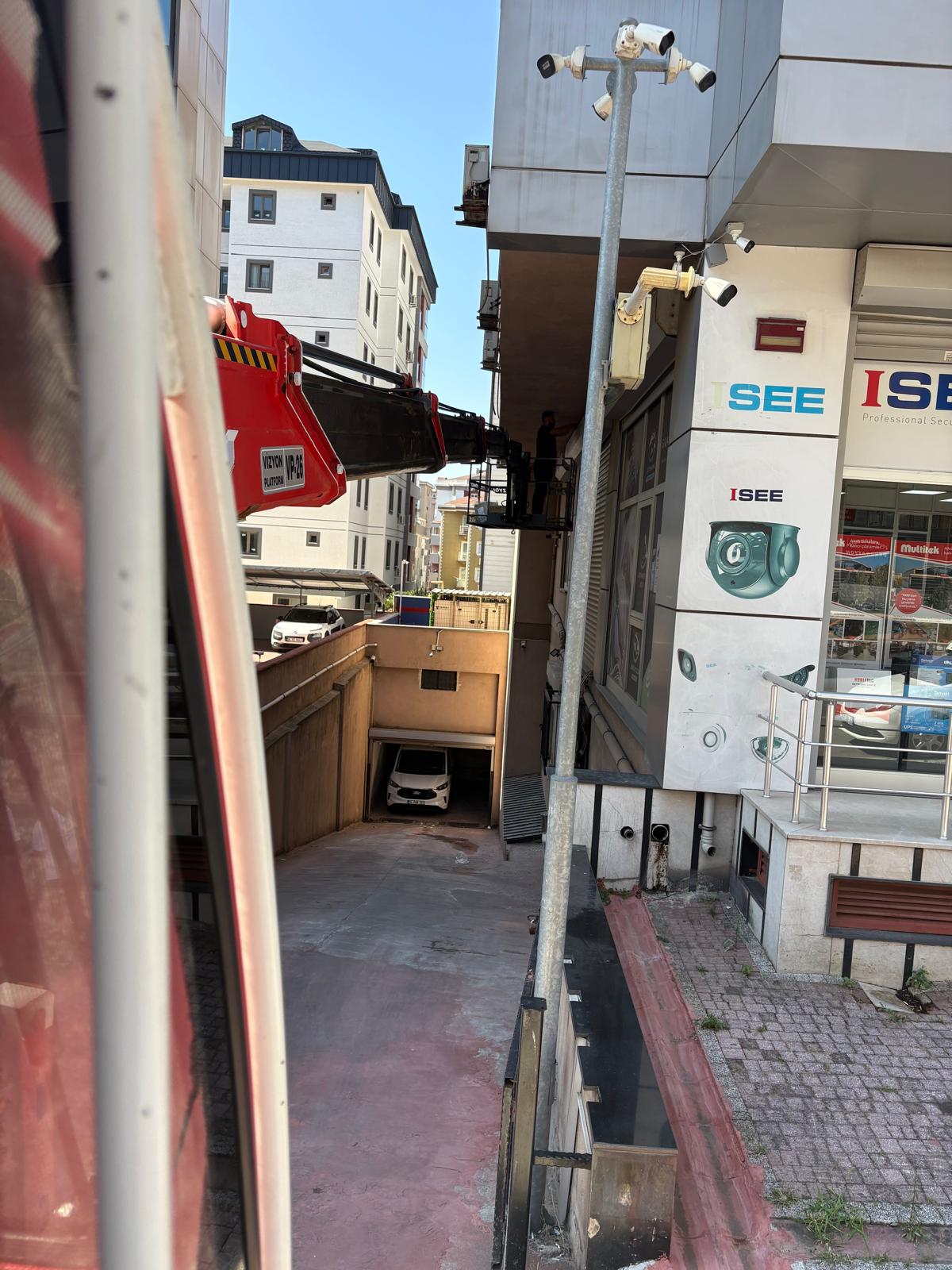 Otopark Giriş Rampası Üzerinden Sepetli Vinç ile Yatay Bom Uzatımı